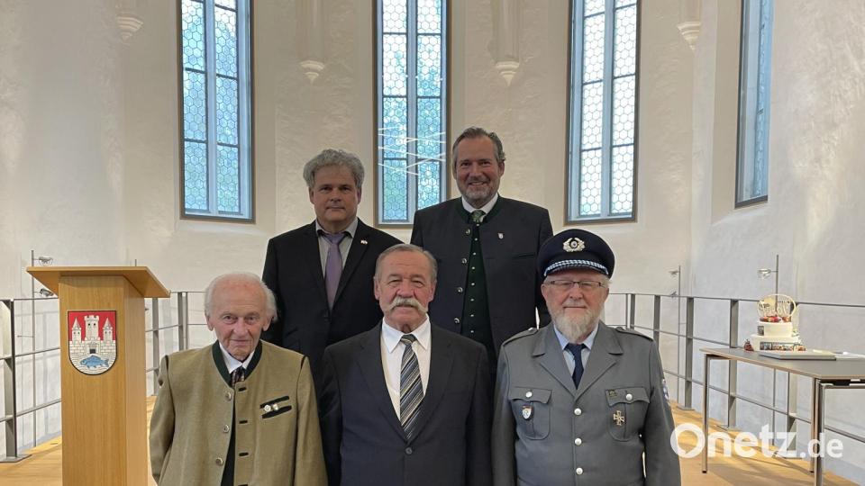 Nabburgs Bürgermeister Frank Zeitler (hinten rechts) sowie Horšovský Týns Stadtoberhaupt Josef Holecek (hinten links) ehrten Kulturpreisträger Josef Götz (vorne Mitte) sowie die verdienten Vereinsmitglieder Albert Näßl (links) und Fritz Sauerer (rechts). Bild: Marco Pammer/exb