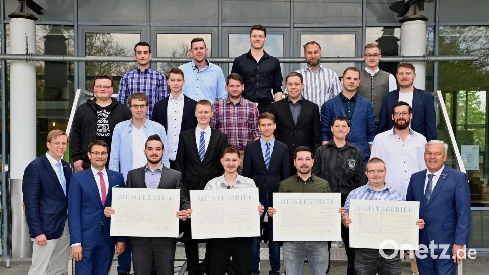 HWK-Vizepräsident Gerhard Ulm (1. Reihe, 1. v. re.) und HWK-Geschäftsführer Alexander Stahl (1. Reihe, 2. v. re.) beglückwünschen die Absolventen des Kraftfahrzeugtechnikermeisterkurses bei der Übergabefeier. Bild: Foto Kraus