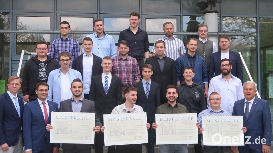 In der Max-Reger-Halle überreichte der Vizepräsident der Handwerkskammer Niederbayern-Oberpfalz, Gerhard Ulm (rechts) die Meisterbriefe an 19 Kraftfahrzeugtechniker. Bild: Kunz