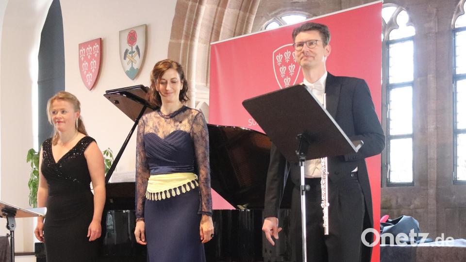 Klassik im Rathaussaal zugunsten der Unicef-Hilfe in der Ukraine: (von links) Pianistin Johanna Henning, Mezzosopranistin Nicole Glamsch und ihr Ehemann Falk Samuel Glamsch an der Querflöte gaben am Muttertag ein Benefizkonzert. Bild: mfh