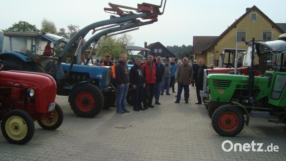 Da schlägt das Herz eines jeden Schlepper-Freundes höher! Die Mitglieder des momentan 90 Mitglieder umfassenden Vereins legen viel Freizeit, Herzblut und Können in die Pflege der immer selten werdenden „Bulldogs“. Bei den Hanomags hatten wir Kinder folgenden Spruch drauf: „Drei Pfund Blech, ein Pfund Lack, fertig ist der Hanomag!“ Bild: schß