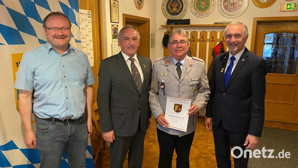 Besondere Auszeichnung für den 1. Vorsitzenden, Oberstleutnant d.R. Norbert Bücherl
(von links: Bürgermeister Uwe König, Werner Gebhard, Norbert Bücherl, Bertram Gebhard) Bild: Andreas Götz