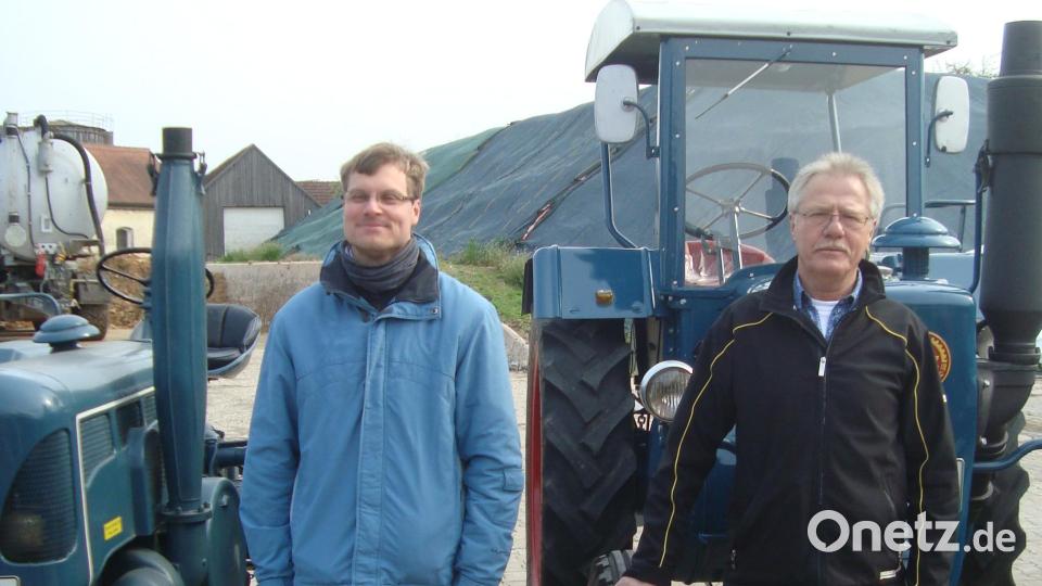 Wolfgang Mühlhofer aus Speckshof (rechts) konnte mit seinem Sohn gleich mit zwei Lanz, Baujahr 1954 (rechts) und 1956 (links), aufwarten. Bild: schß