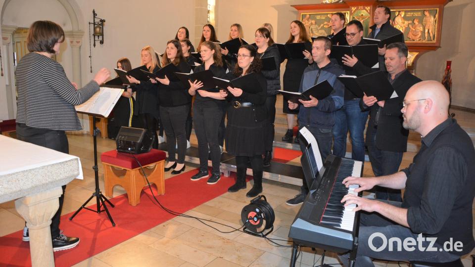 Der 21-köpfige Chor „Grazie A Dio“ unter der Leitung von Michaela Burger (links) wurde am E-Piano von Christoph Habel begleitet. Bild: jr