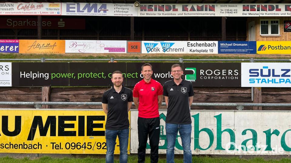 Sportvorstand Michael Brüchner (links) und Andreas Theobald (rechts) freuen sich, dass Trainer Marc Hemminger auch kommende Saison beim SC Eschenbach an der Seitenlinie stehen wird. Bild: Brüchner/exb