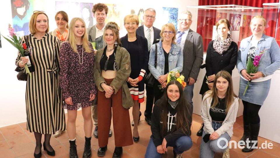 Bürgermeister Franz Stahl (hinten, 4.v.r.) mit Gabriele Dill, Schulleiterin der FOS/BOS Weiden (hinten, 3.v.l.), German Helgert, Schulleiter der Realschule Kemnath (hinten, 3.v.r.) und FOS/BOS-Kunstlehrer und Organisator Jochen Lüftl (hinten, 2.v.l.) im Kreise von Pädagoginnen und Schülerinnen beider Schulen bei der Ausstellungseröffnung. Bild: Stadt Tirschenreuth/exb