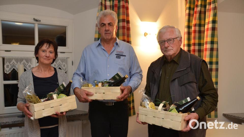 25 Jahre lang waren Johanna Kurzka (Schriftführerin), Josef Scherer (Vorsitzender) und Josef Scherer (Beisitzer) feste und unverzichtbare Stützen im Obst- und Gartenbauverein "Pfreimdtal". Nun wurden sie für ihre großen Leistungen ausgezeichnet und aus dem engeren Vorstand verabschiedet. Bild: dob