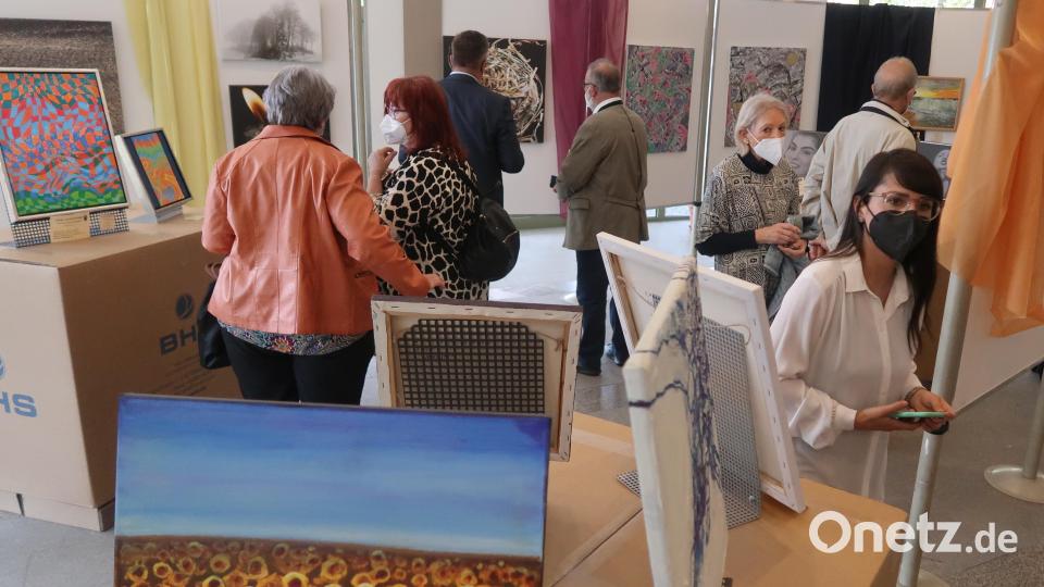 Die Besucher haben die Qual der Wahl, sich für ihre Favoriten aus 56 Bildern und Fotografien zu entscheiden. Bild: Kunz