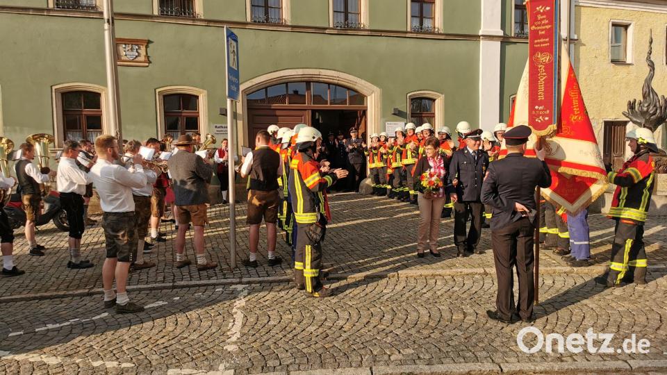Eine stattliche Anzahl an Feuerwehrfrauen und -männer überraschte das Ehepaar Kleber mit Musik vor dem Rathaus. Bild: gz