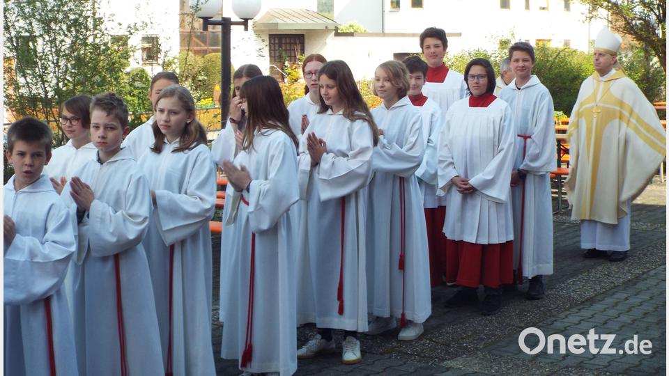 Viele Ministranten (Bild), Fahnenabordnungen der Vereine und Verbände und festliche Kirchenmusik gaben der Feier den passenden Rahmen. Bild: e