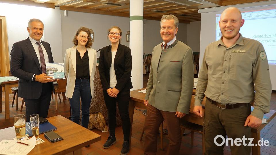 Landrat Roland Grillmeier (links) überreichte kleine Geschenke. Das Landkreisbuch soll der neuen Geschäftsführerin Elisabeth Frank sowie der neuen Rangerin Cornelia Greiner (Zweite und Dritte von links) den Start erleichtern. Mit im Bild Ranger Jonas Ständer und Vorsitzender Eberhard Freiherr von Gemmingen-Hornberg (von rechts). Bild: bsc