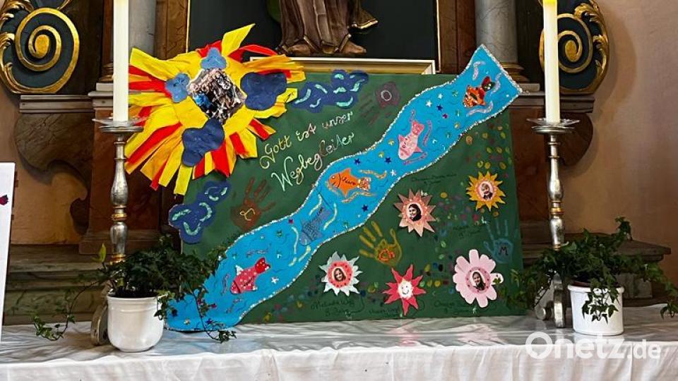 Das von den Kindern selbst gestaltete Plakat kündigte schon seit Wochen die Kommunion in der Cirpus-Christi-Kirche an. Bild: lei