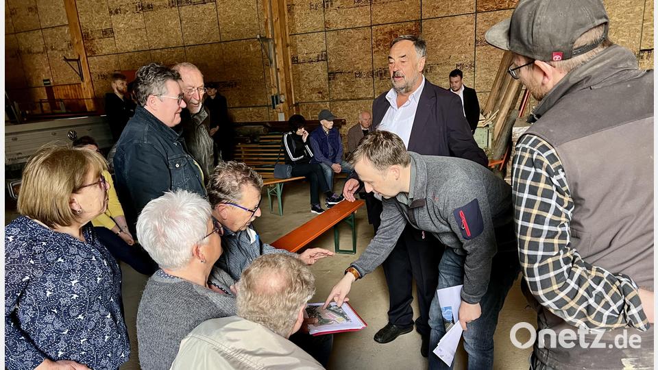 Annäherung der Parteien: Alexander Riedl (Zweiter v.r.) schildert kritischen Anwohnern detailliert, was er vorhat. Bürgermeister Josef Beimler (neben Riedl) gesteht zu, dass die Kommunikation rund um die Ausweisung des Gewerbegebietes nicht gut gelaufen ist. Bild: Eichl