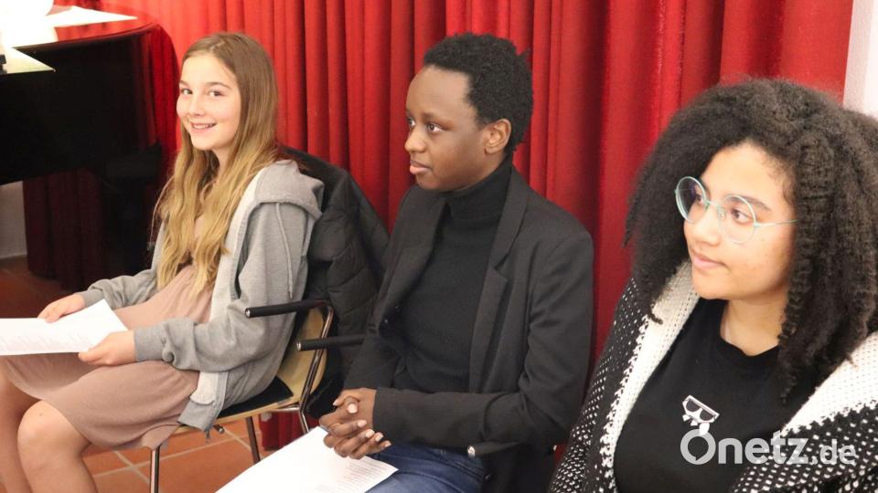 Die jungen Sängerinnen Susanna Lynch, Elisabeth-Olivia Ulrich und Kayla Laidley (von links) kurz vor ihrem Auftritt. Bild: Stadt Tirschenreuth/exb