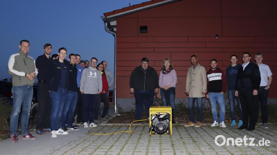 Im Notfall kann das Neukirchener Feuerwehrgebäude mit einem Notstromaggregat von außen versorgt werden. MIt diesem Szenario stimmte Oberbrandmeister Michael Werner (zweiter v. rechts) auf seinen Vortrag über die Gestaltung eines Katastrophenschutzkonzepts ein. Bild: mfh