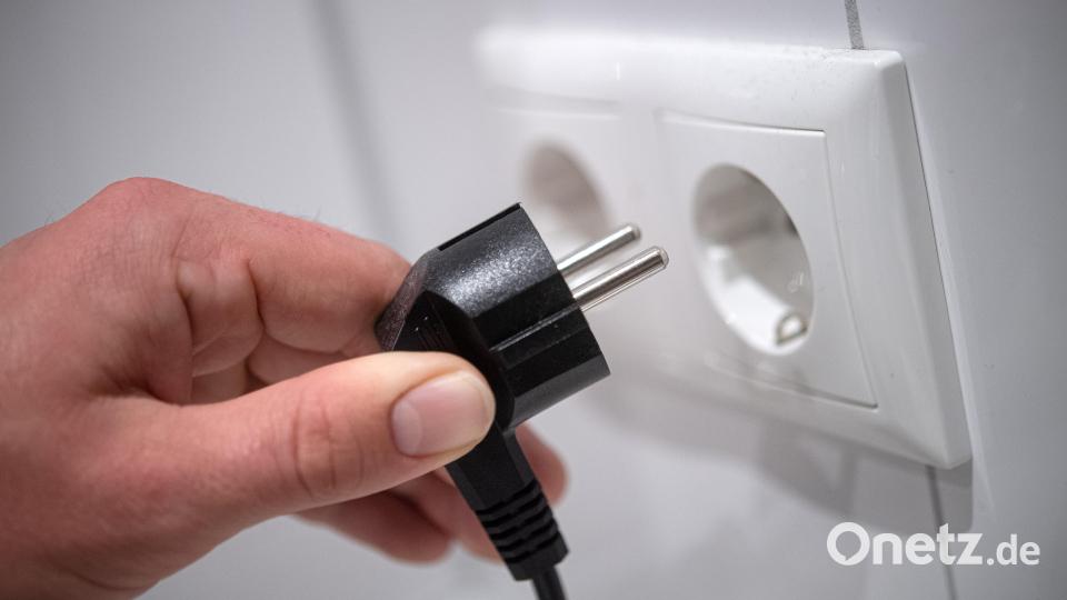 Gut vorbereitet sein, wenn ein Stromausfall den Stecker zieht: Dabei sind sowohl Kommunen als auch Bürger gefordert. Symbolbild: Sina Schuldt/dpa