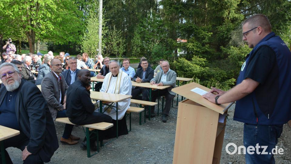 Vorsitzender André Röckl (rechts) stellte das Projekt den geladenen Gästen vor. Bild: jr