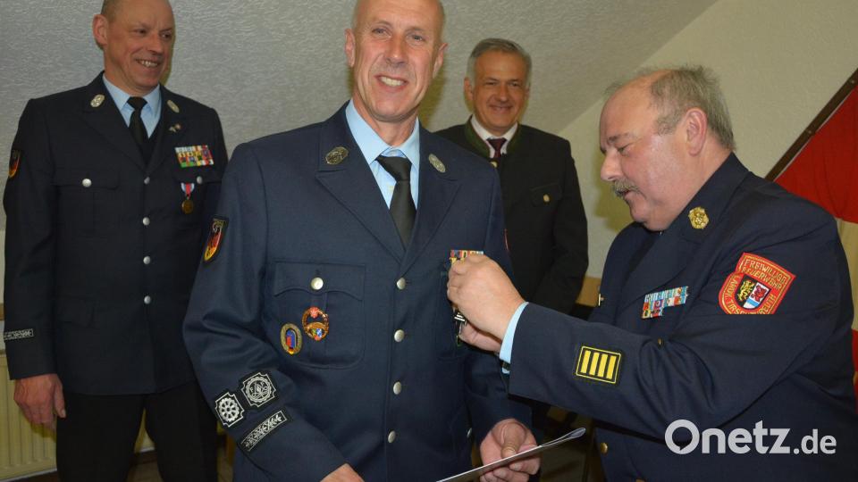 Das Ehrenkreuz in Silber des Kreisfeuerwehrverbandes Joachim Sommer (vorne links) von Kreisbrandrat Andreas Wührl (rechts) angeheftet. Es gratulierten auch Kommandant Franz Bauernfeind (links) und Landrat Roland Grillmeier. Bild: jr