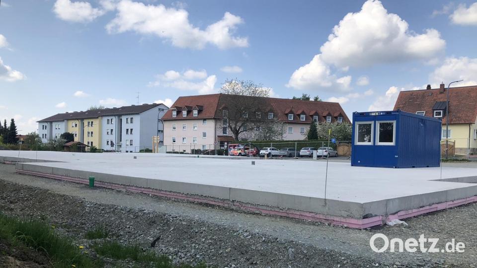 Die Bodenplatte ist bereits fertig und verrät die Ausmaße der neuen Kindertagesstätte, die an der Andreas-Thoma-Straße in Wiesau errichtet wird. Bild: wro