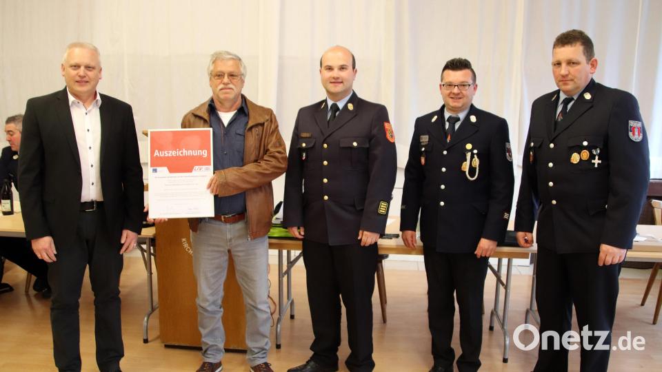 Gerhard Seemann (Zweiter von links) wurde von Bürgermeister Jürgen Kürzinger (von links), Kreisbrandrat Marco Saller, Fabian Leipold und Wolfgang Böhm ausgezeichnet. Bild: jma