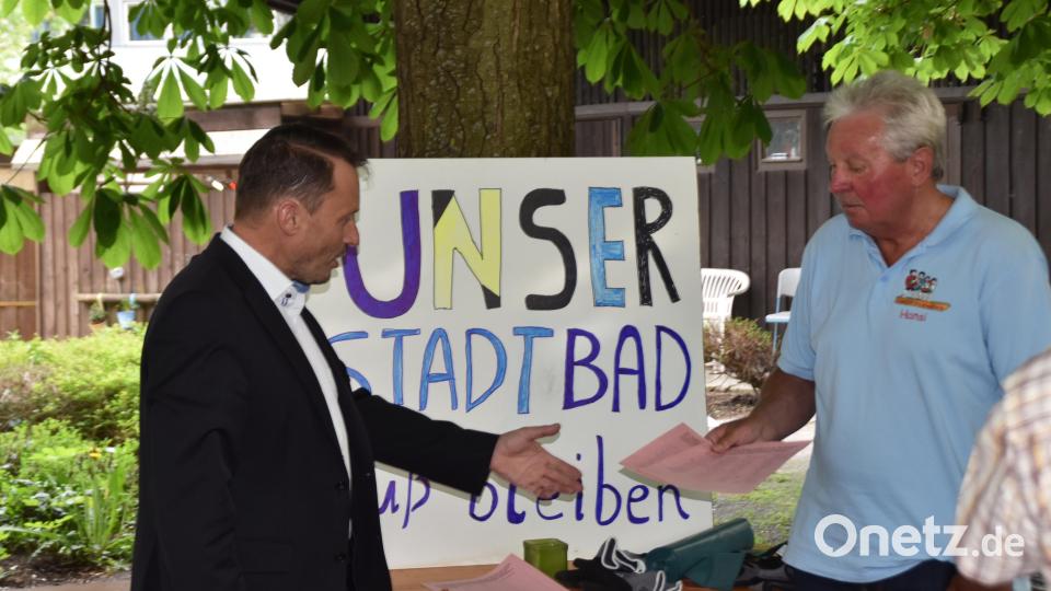 Hans Forster (rechts) übergibt an Oberbürgermeister Jens Meyer die Unterschriftenlisten zum Erhalt des Stadtbades. Bild: hcz
