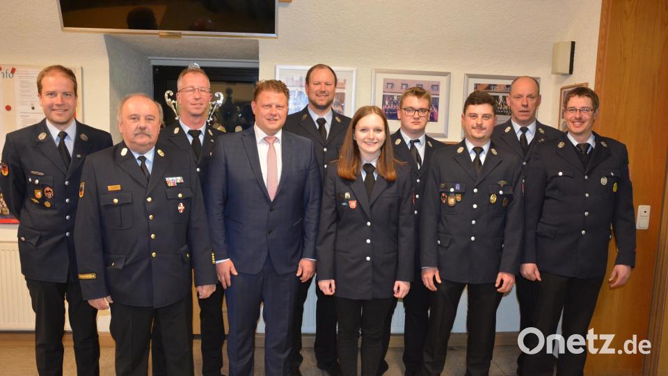 Jahrzehntelang aktive Mitglieder ehrte die Feuerwehr Mitterteich bei ihrer Jahresversammlung. Im Bild (von links) Vorsitzender Christian Grillmeier, Kreisbrandrat Andreas Wührl, Günther Sommer, Bürgermeister Stefan Grillmeier, Johannes Schmid, Jugendsprecherin Hannah Seitz, Max Schicker, Fabio Seuz, Kommandant Franz Bauernfeind und Michael Ernstberger. Bild: jr