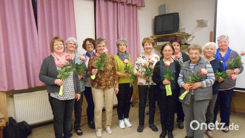 Die bei der Jahreshauptversammlung geehrten treuen Mitglieder (von links) Ulrike Kraus, Erika Kraus, Bezirksvorsitzende Monika Sommer, Marianne Förster, Andrea Eckstein, Monika Zintl, Christa Schafleitner, Monika Grötsch, Elisabeth Fischer, Rosemarie Fischer und Doris Götz. Bild: KDFB Münchenreuth/exb