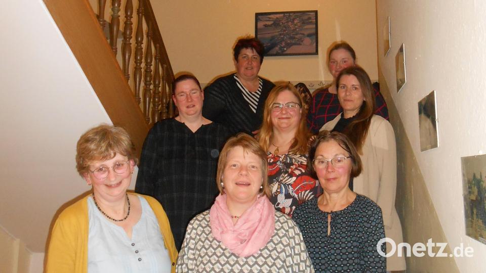 Das Vorstandsteam des Frauenbunds Münchenreuth mit (vordere Reihe, jeweils von links) Irene Kraus, Ulrike Kraus und Christa Schafleitner. Zweite Reihe: Sandra Wifling, Sandra Ernstberger, Silvia Hausner. Dritte Reihe: Monika Grötsch, Katrin Wurm. Bild: KDFB Münchenreuth/exb