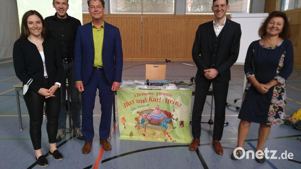 Tina Eckert (RaiBa) und Ralf Volkert (Buchhändler) freuten sich über den Autor Kai Pannen. Marcel Marquart (RaiBai) und Rektorin Ingrid Schneider unterstützten sein Kommen in die Grundschule Hahnbach. Bild: mma