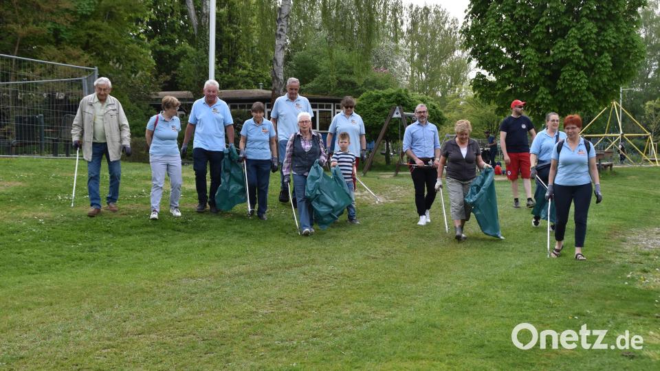 Zahlreiche &quot;Freunde des Stadtbads&quot; nahmen an der Reinigungsaktion der Freizeitanlage teil, die von Besuchern am Wochenende vermüllt wurde. Bild: hcz