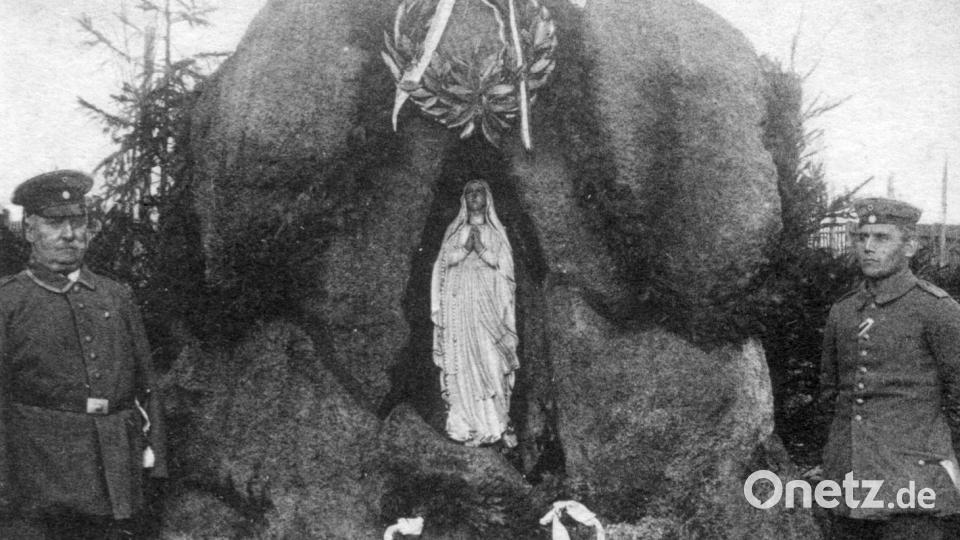 Eine alte Postkarte erinnert an den Bau der Lourdesgrotte im damaligen Schulgarten des Mädchenschulhauses. Bild: wmr