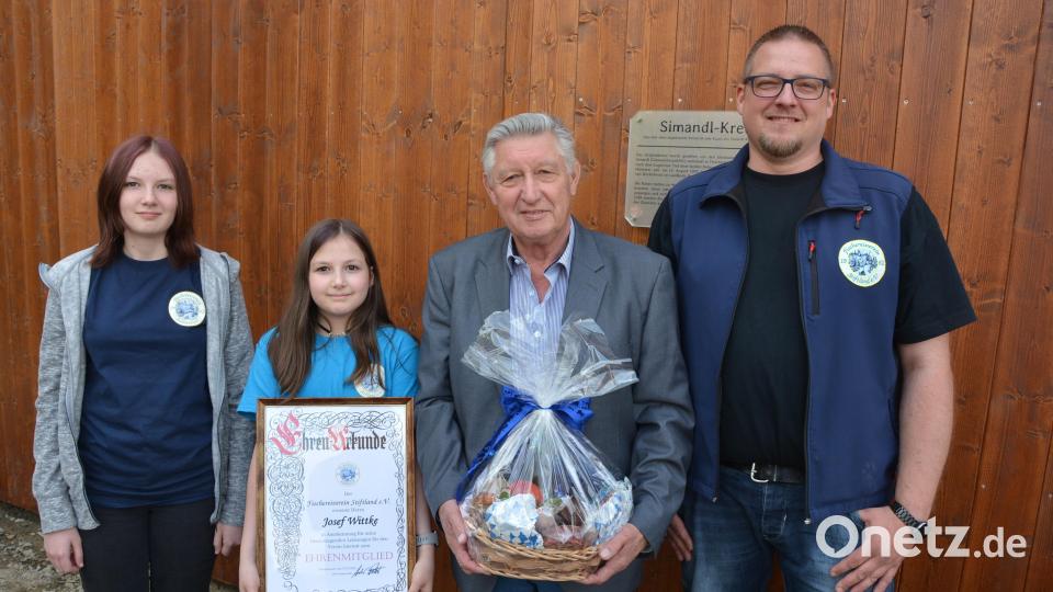 Zum neuen Ehrenmitglied wurde Josef Wittke (Zweiter von rechts) ernannt. Dazu gratulierten Vorsitzende André Röckl sowie die Enkel von Josef Wittke, Ninaund Lara. (von links) Bild: jr
