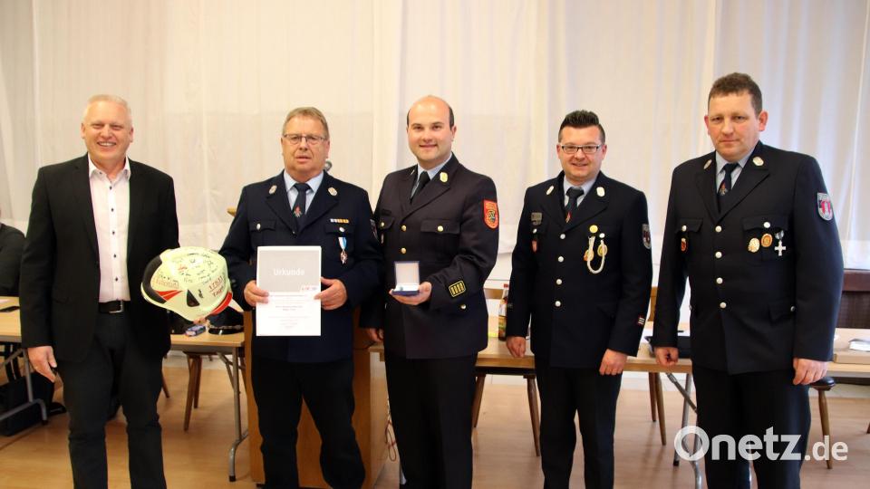 Edgar Goss (Zweiter von links) wurde von Bürgermeister Jürgen Kürzinger (von links), Kreisbrandrat Marco Saller, Fabian Leipold und Wolfgang Böhm ausgezeichnet. Bild: jma