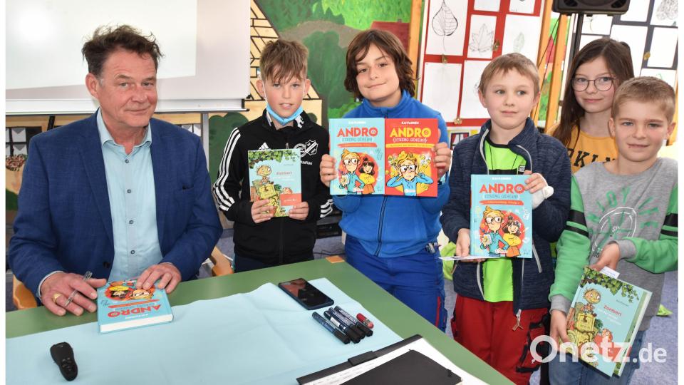 Die Kinder freuen sich über die Autogramme von Kai Pannen in seinen Abenteuerbüchern. Bild: no