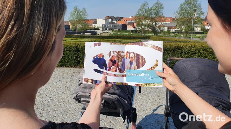 Etwas 100 Seiten hat das neue Tirschenreuther Landkreisbuch. Im Fischhofpark haben schon mal zwei Bürgerinnen einen Blick in das Buch geworfen. Bild: kaz