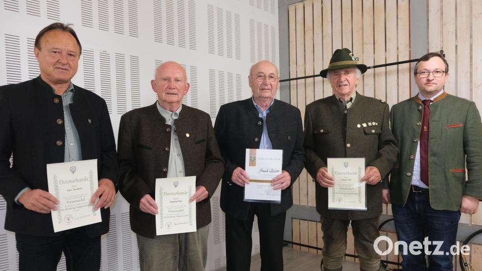 BJV-Kreisvorsitzender Ruppert Schmid (rechts) ehrte in der Jahreshauptversammlung (von links) Karl Fochtner für 40-jährige Mitgliedschaft, Manfred Witt für 65-jährige Mitgliedschaft. Joseph Müller erhielt das BJV-Ehrenzeichen in Bronze für besondere Verdienste als Hegeringleiter und der langjährigen Leiter der Bläsergruppe Johann Saller die Treuenadel für 60-jährige Mitgliedschaft. Bild: usc