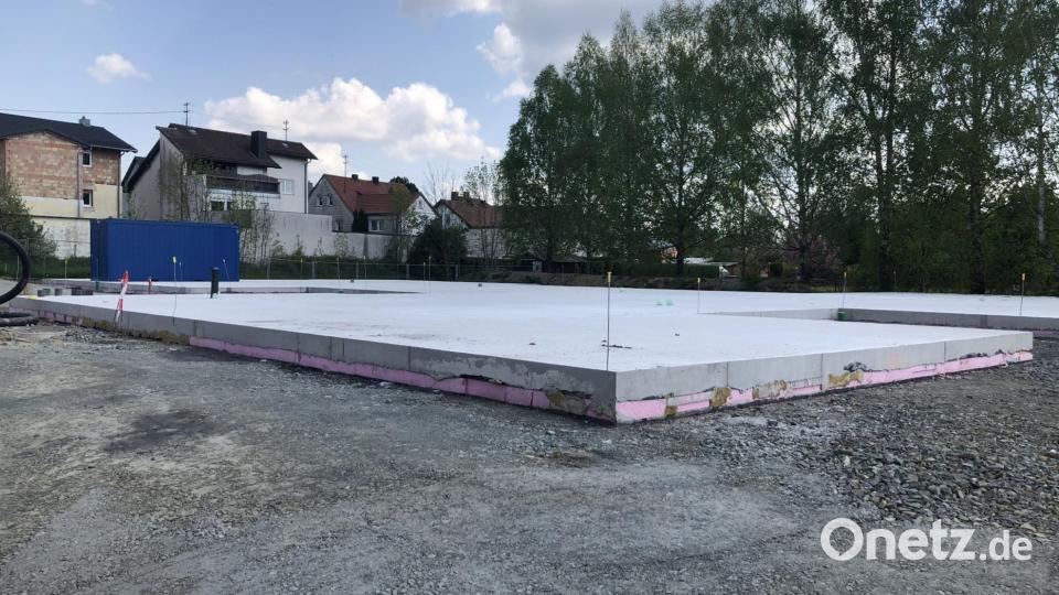 Die Bodenplatte ist bereits fertig und verrät die Ausmaße der neuen Kindertagesstätte, die an der Andreas-Thoma in Wiesau errichtet wird. Bild: wro