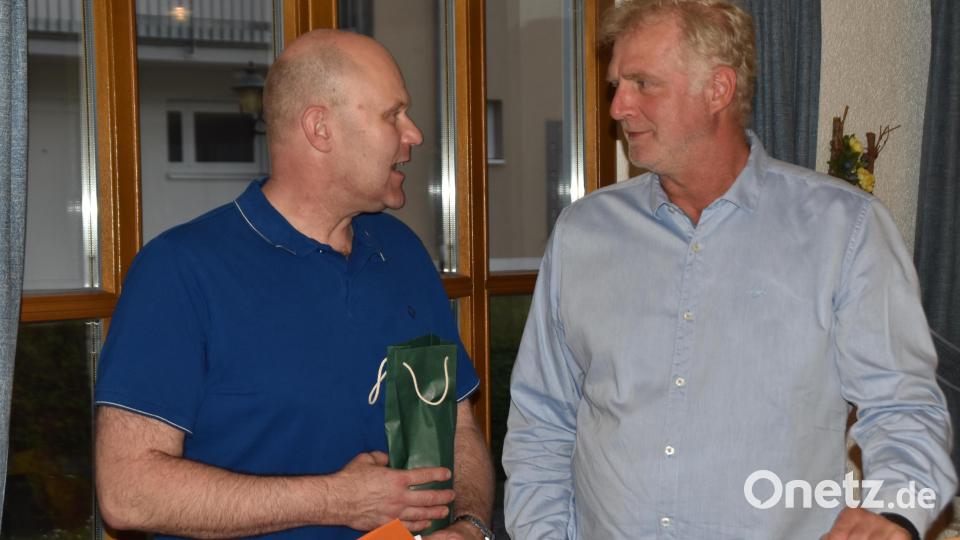Heimatring- Vorsitzender Heiner Vierling (rechts) dankte dem Referenten mit einer Flasche &quot;Heimatring- Wein&quot; Bild: hcz