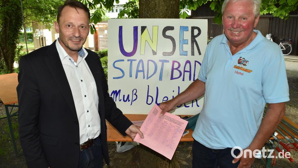 Hans Forster (rechts) übergibt an Oberbürgermeister Jens Meyer die Unterschriftenlisten zum Erhalt des Stadtbades. Bild: hcz
