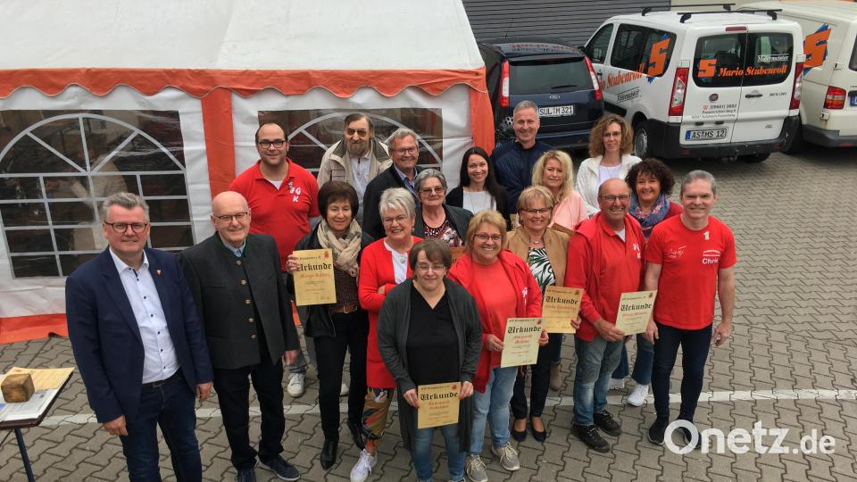 Zahlreiche Knappnesia-Mitglieder wurden bei der Jahresversammlung für 15- bis 50-jährige Treue zum Verein durch den Präsidenten Chris Kellner (rechts) und Bürgermeister Michael Göth (links) ausgezeichnet. Bild: rlö