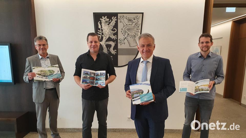 Pressesprecher Walter Brucker, Sebastian Kopp von der Firma Zettl &amp; Kopp, Landrat Roland Grillmeier und Redaktionsleiter Fabian Polster (von links) stellen das neue Landkreisbuch vor. Bild: kaz