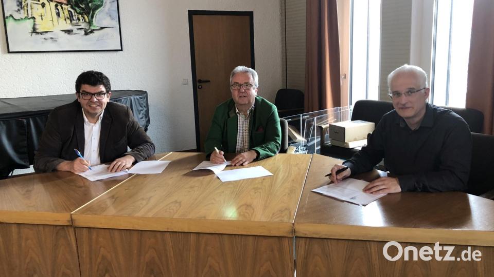 Den Vertrag unterzeichneten (von links) BRK-Kreisgeschäftsführer Holger Schedl, Bürgermeister Toni Dutz und Thomas Weiß, Geschäftsleiter im Rathaus. Bild: wro