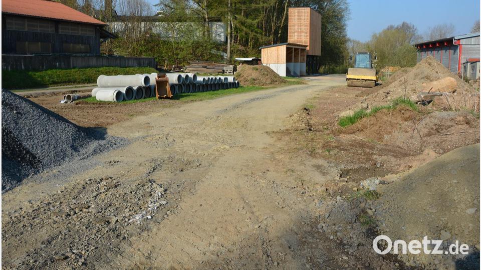 Auf diesem Gelände sollen 25 neue zentrumsnahe Parkplätze und ein neuer Behindertenparkplatz geschaffen werden. Derzeit laufen die Entwässerungsarbeiten. Im Hintergrund die von der Marktgemeinde eingehausten Salzsilos, deren Verkleidung mit Holz viel Anklang fand. Bild: jr