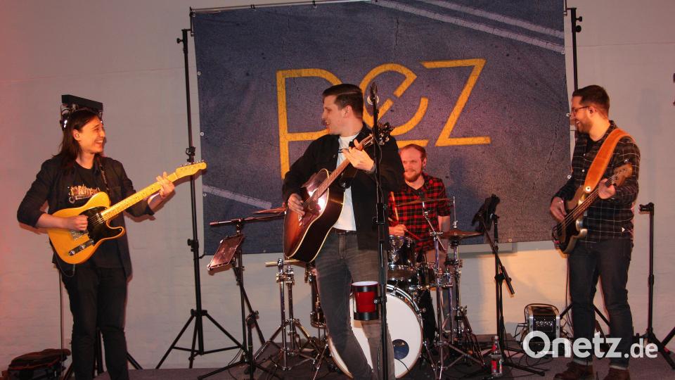 Peter Geyer (Mitte) alias &quot;pez&quot; und seine Band gaben ein zweigeteiltes Konzert in Falkenberg. Bild: wro