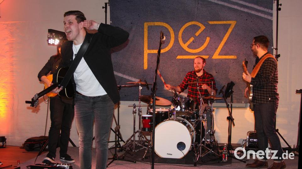 Peter Geyer (vorne) alias &quot;pez&quot; und seine Band gaben ein zweigeteiltes Konzert in Falkenberg. Bild: wro