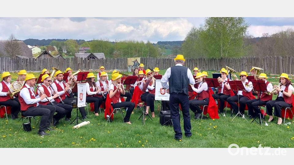 Die Jugendblaskapelle Tachov im Geschichtspark Bärnau beim Blasmusiknachmittag. Bild: Jakob Völkl/exb