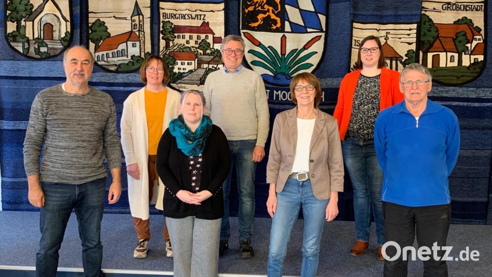 Das Entscheidungsgremium der ILE Naturparkland Oberpfälzer Wald hatte die Qual der Wahl unter den eingereichten Kleinprojekten die richtigen mit Zuschüssen zu belohnen. Vordere Reihe von rechts: Manfred Janker, Margit Kirzinger, Christina Kircher, Josef Pflaum; hintere Reihe von rechts: Romina Völkl, Reiner Gäbl, Claudia Rieß. Bild: Claudia Rieß/exb