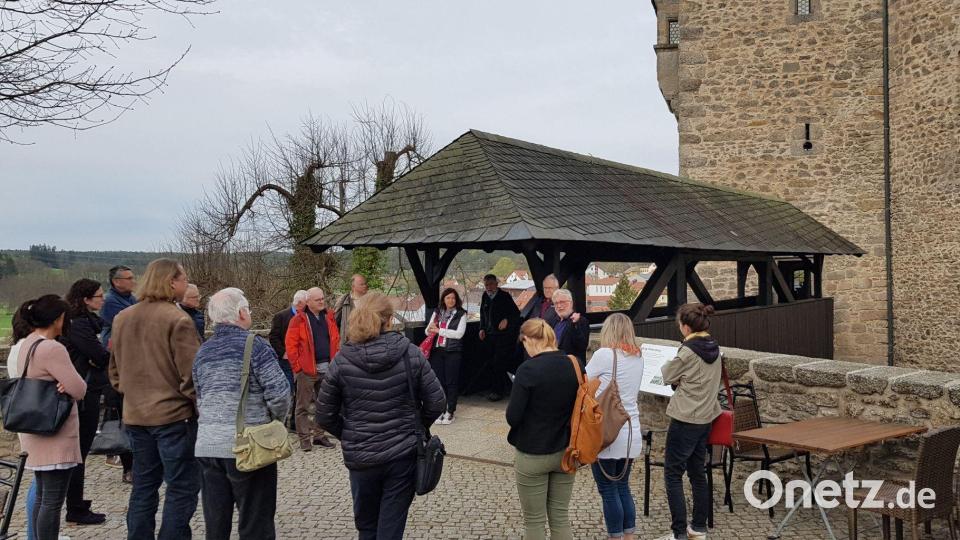 Bei einer Führung mit Reinhard Schabl durch die Burg Falkenberg erhielten die Beteiligten einen umfassenden Einblick in den Umbau und die Geschichte der Burg. Bild: hba