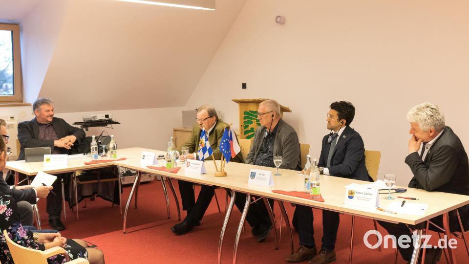 Bei der Podiumsdiskussion im Bärnauer Geschichtspark stellte Jürgen Herda (von links) Fragen an den Bärnauer Bürgermeister Alfred Stier, Ladislav Macák, Bürgermeister der Stadt Tachov (Tschechien), Jan Opl, Gemeindeoberhaupt von Tlučná (Tschechien) und den Flosser Rathauschef Robert Lindner. Ein Dolmetscher unterstützte bei der Kommunikation. Bild: Susanne Forster