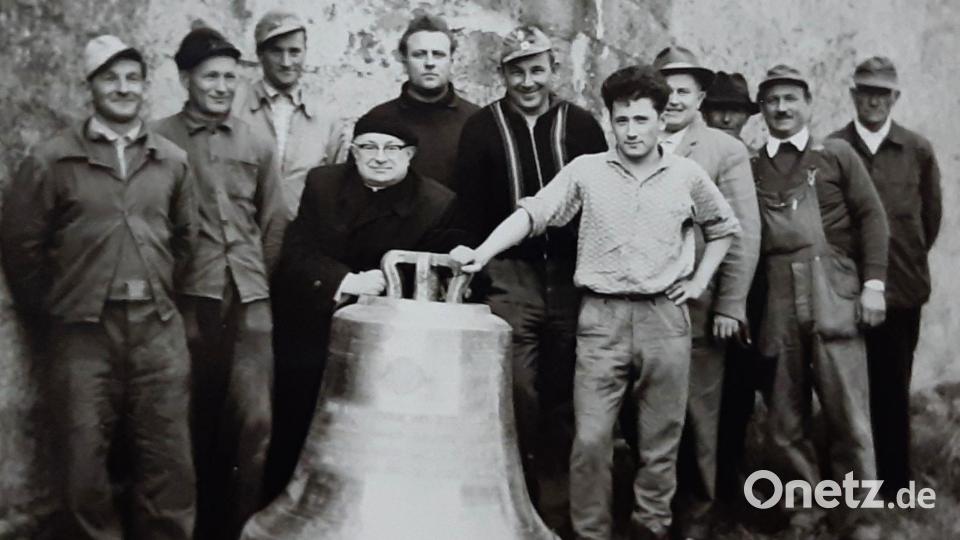 Nach der Anlieferung am 5. Mai 1962 versammelten sich die Helfer und der damalige Kulmainer Pfarrer Johann Vogl (Vierter von links) um die neue Glocke. Archivbild: Kath. Kirchenstiftung Kulmain/exb